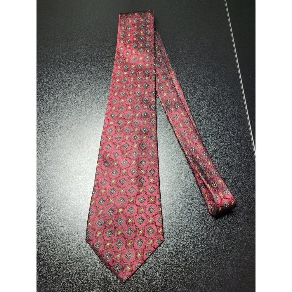 Gucci Men's Necktie Burgundy Geometric 100% Silk 3.75" x 58" Excellent - Picture 7 of 7